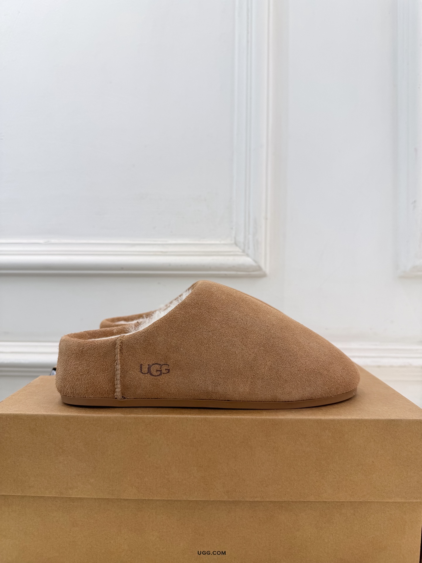 UGG 2026秋冬新品 复古包头一脚蹬休闲毛毛半拖 这款丑萌鞋今年非常爆,色彩搭配非常时尚 超酷个性非常强!潮派炸街 UGG 2026秋冬新品 复古包头一脚蹬休闲毛毛半拖 这款丑萌鞋今年非常爆,色彩搭配非常时尚 超酷个性非常强!潮派炸街