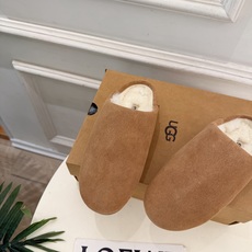UGG 2026秋冬新品 复古包头一脚蹬休闲毛毛半拖 这款丑萌鞋今年非常爆,色彩搭配非常时尚 超酷个性非常强!潮派炸街 UGG 2026秋冬新品 复古包头一脚蹬休闲毛毛半拖 这款丑萌鞋今年非常爆,色彩搭配非常时尚 超酷个性非常强!潮派炸街