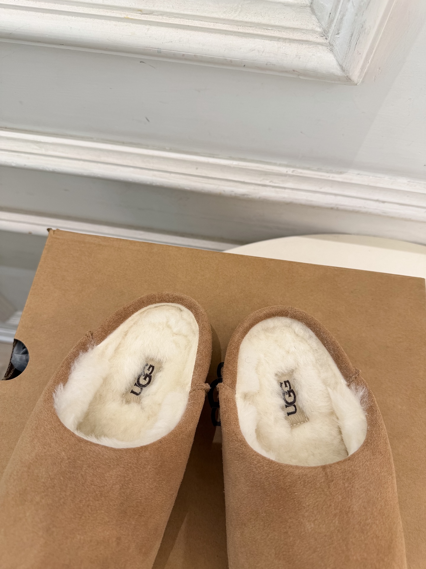 UGG 2026秋冬新品 复古包头一脚蹬休闲毛毛半拖 这款丑萌鞋今年非常爆,色彩搭配非常时尚 超酷个性非常强!潮派炸街 UGG 2026秋冬新品 复古包头一脚蹬休闲毛毛半拖 这款丑萌鞋今年非常爆,色彩搭配非常时尚 超酷个性非常强!潮派炸街