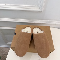 UGG 2026秋冬新品 复古包头一脚蹬休闲毛毛半拖 这款丑萌鞋今年非常爆,色彩搭配非常时尚 超酷个性非常强!潮派炸街 UGG 2026秋冬新品 复古包头一脚蹬休闲毛毛半拖 这款丑萌鞋今年非常爆,色彩搭配非常时尚 超酷个性非常强!潮派炸街
