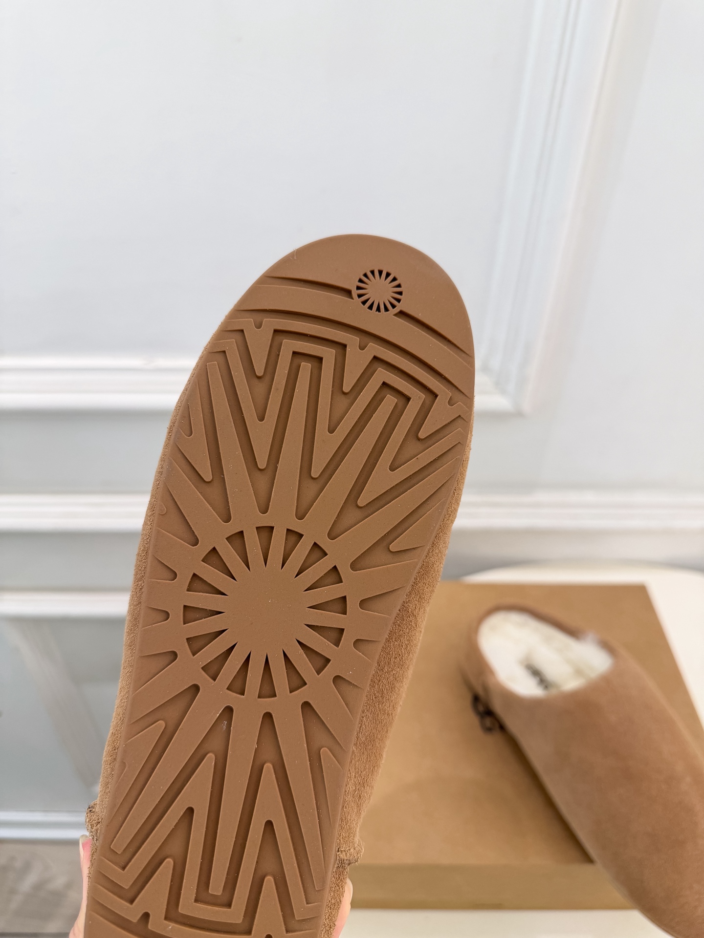 UGG 2026秋冬新品 复古包头一脚蹬休闲毛毛半拖 这款丑萌鞋今年非常爆,色彩搭配非常时尚 超酷个性非常强!潮派炸街 UGG 2026秋冬新品 复古包头一脚蹬休闲毛毛半拖 这款丑萌鞋今年非常爆,色彩搭配非常时尚 超酷个性非常强!潮派炸街