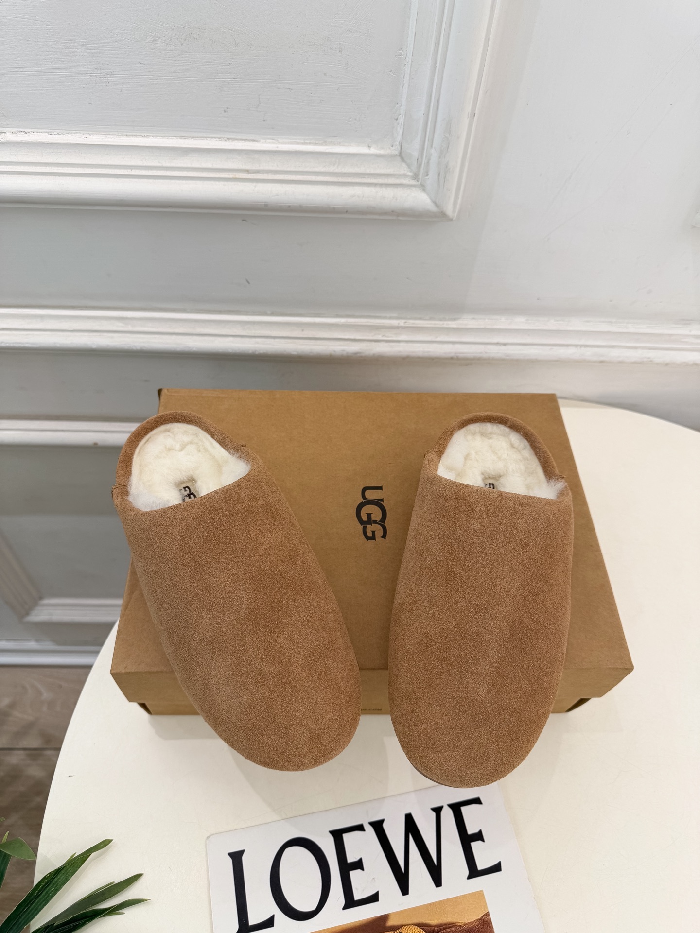 UGG 2026秋冬新品 复古包头一脚蹬休闲毛毛半拖 这款丑萌鞋今年非常爆,色彩搭配非常时尚 超酷个性非常强!潮派炸街 UGG 2026秋冬新品 复古包头一脚蹬休闲毛毛半拖 这款丑萌鞋今年非常爆,色彩搭配非常时尚 超酷个性非常强!潮派炸街