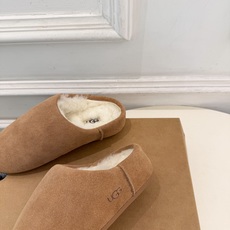 UGG 2026秋冬新品 复古包头一脚蹬休闲毛毛半拖 这款丑萌鞋今年非常爆,色彩搭配非常时尚 超酷个性非常强!潮派炸街 UGG 2026秋冬新品 复古包头一脚蹬休闲毛毛半拖 这款丑萌鞋今年非常爆,色彩搭配非常时尚 超酷个性非常强!潮派炸街