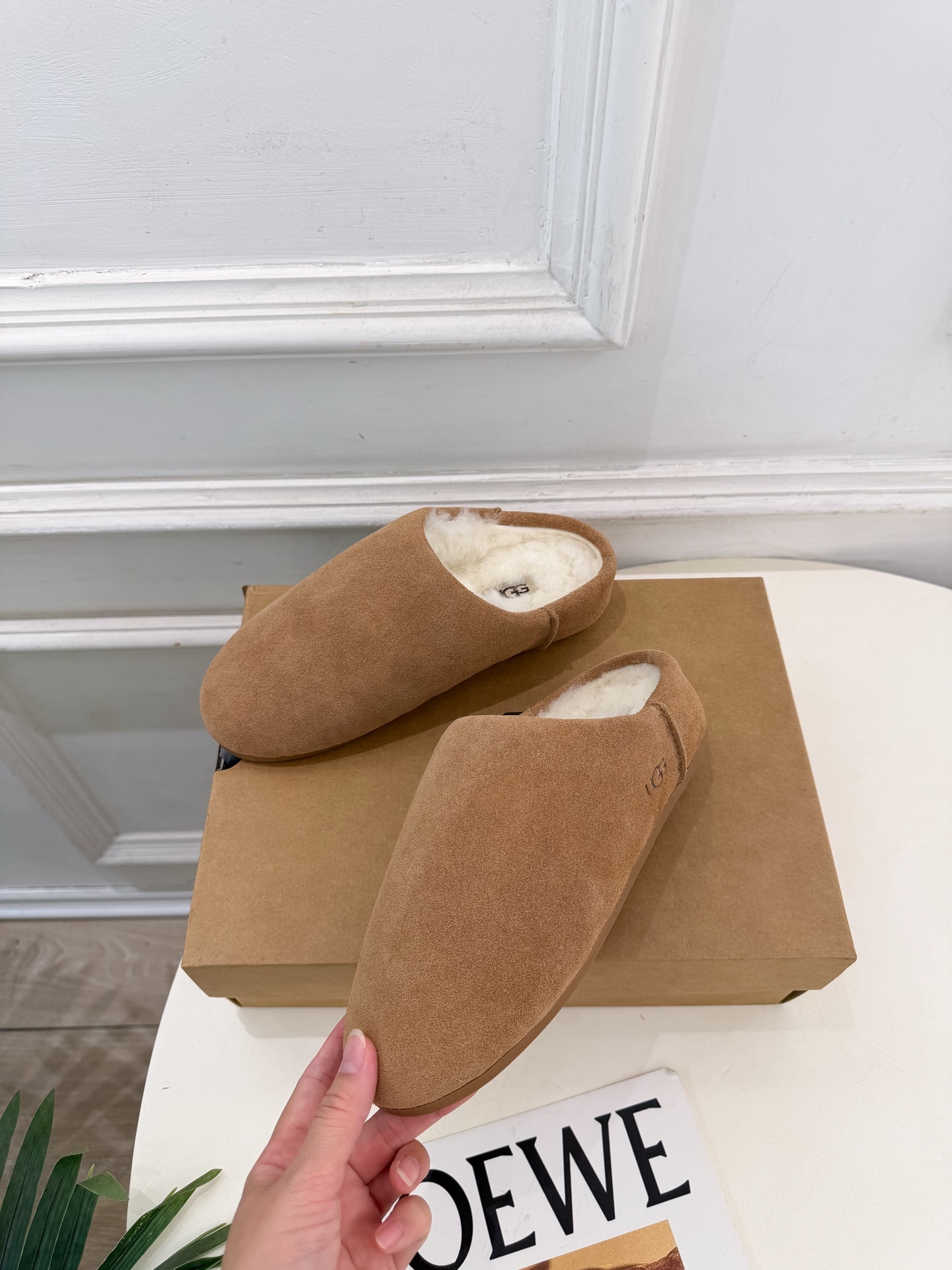 UGG 2026秋冬新品 复古包头一脚蹬休闲毛毛半拖 这款丑萌鞋今年非常爆,色彩搭配非常时尚 超酷个性非常强!潮派炸街 UGG 2026秋冬新品 复古包头一脚蹬休闲毛毛半拖 这款丑萌鞋今年非常爆,色彩搭配非常时尚 超酷个性非常强!潮派炸街