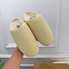 UGG 2026秋冬新品 复古包头一脚蹬休闲毛毛半拖 这款丑萌鞋今年非常爆,色彩搭配非常时尚 超酷个性非常强!潮派炸街 UGG 2026秋冬新品 复古包头一脚蹬休闲毛毛半拖 这款丑萌鞋今年非常爆,色彩搭配非常时尚 超酷个性非常强!潮派炸街
