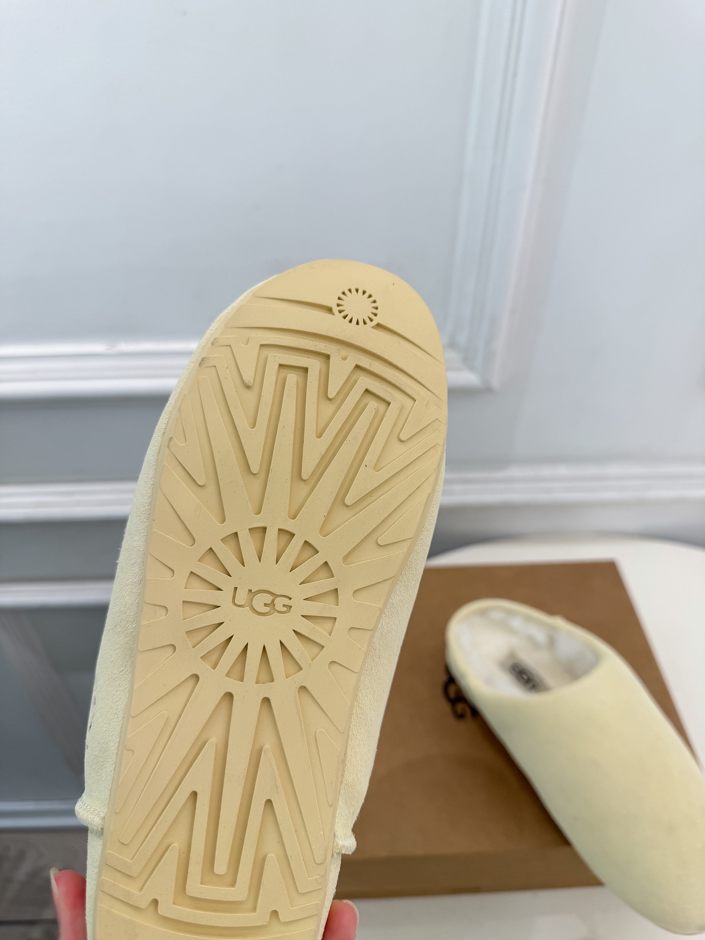 UGG 2026秋冬新品 复古包头一脚蹬休闲毛毛半拖 这款丑萌鞋今年非常爆,色彩搭配非常时尚 超酷个性非常强!潮派炸街 UGG 2026秋冬新品 复古包头一脚蹬休闲毛毛半拖 这款丑萌鞋今年非常爆,色彩搭配非常时尚 超酷个性非常强!潮派炸街