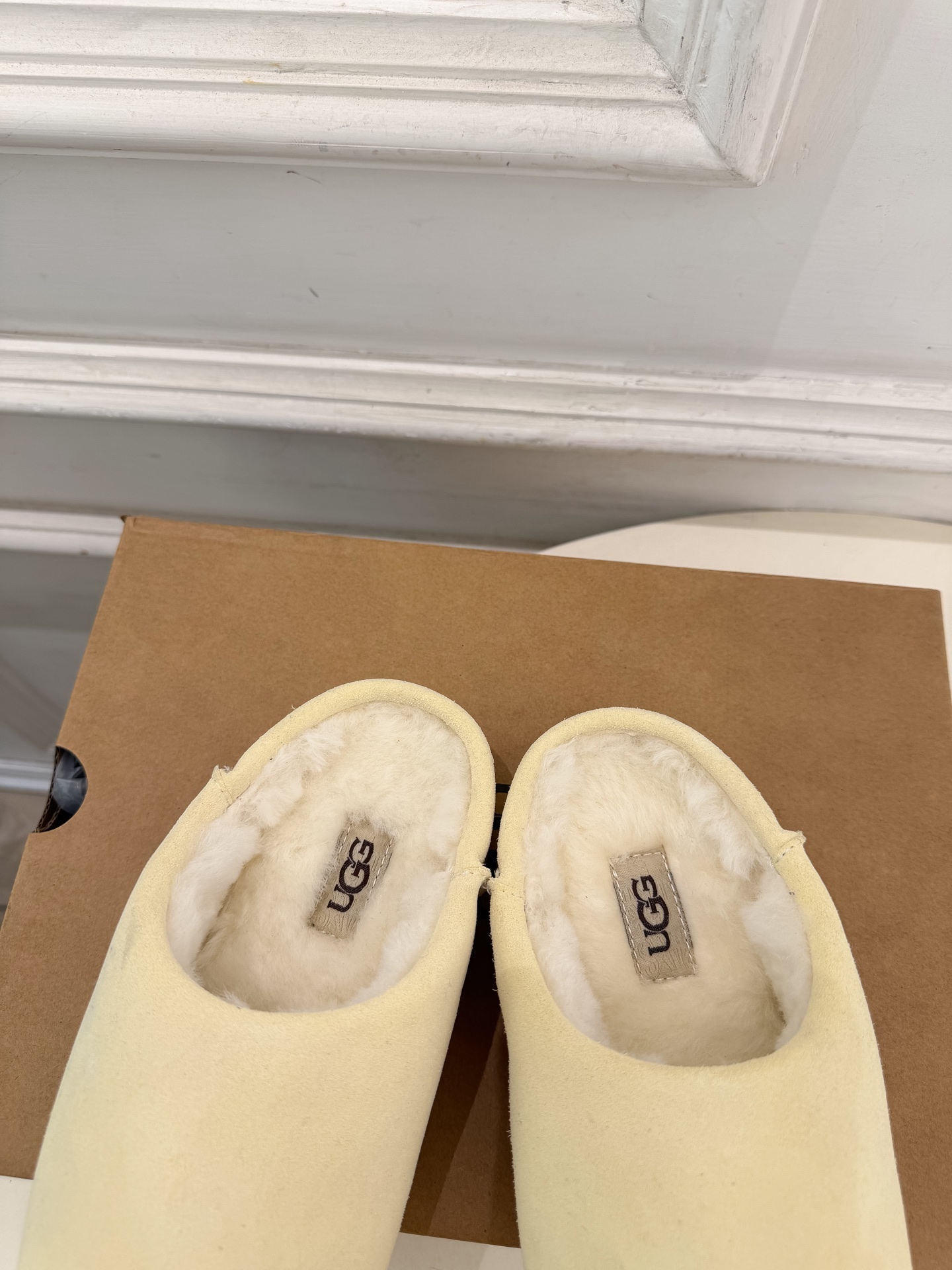 UGG 2026秋冬新品 复古包头一脚蹬休闲毛毛半拖 这款丑萌鞋今年非常爆,色彩搭配非常时尚 超酷个性非常强!潮派炸街 UGG 2026秋冬新品 复古包头一脚蹬休闲毛毛半拖 这款丑萌鞋今年非常爆,色彩搭配非常时尚 超酷个性非常强!潮派炸街