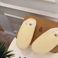 UGG 2026秋冬新品 复古包头一脚蹬休闲毛毛半拖 这款丑萌鞋今年非常爆,色彩搭配非常时尚 超酷个性非常强!潮派炸街 UGG 2026秋冬新品 复古包头一脚蹬休闲毛毛半拖 这款丑萌鞋今年非常爆,色彩搭配非常时尚 超酷个性非常强!潮派炸街