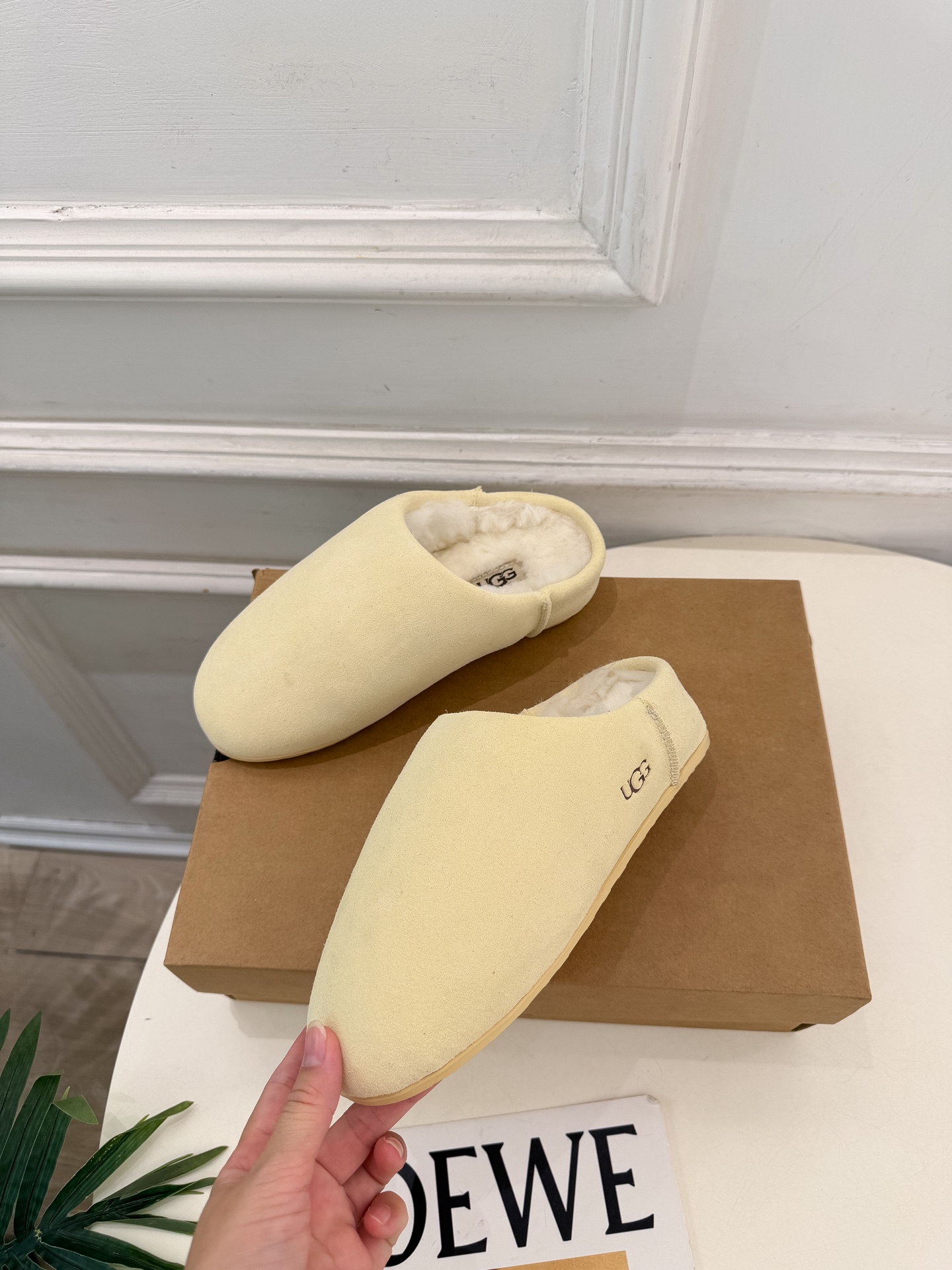 UGG 2026秋冬新品 复古包头一脚蹬休闲毛毛半拖 这款丑萌鞋今年非常爆,色彩搭配非常时尚 超酷个性非常强!潮派炸街 UGG 2026秋冬新品 复古包头一脚蹬休闲毛毛半拖 这款丑萌鞋今年非常爆,色彩搭配非常时尚 超酷个性非常强!潮派炸街