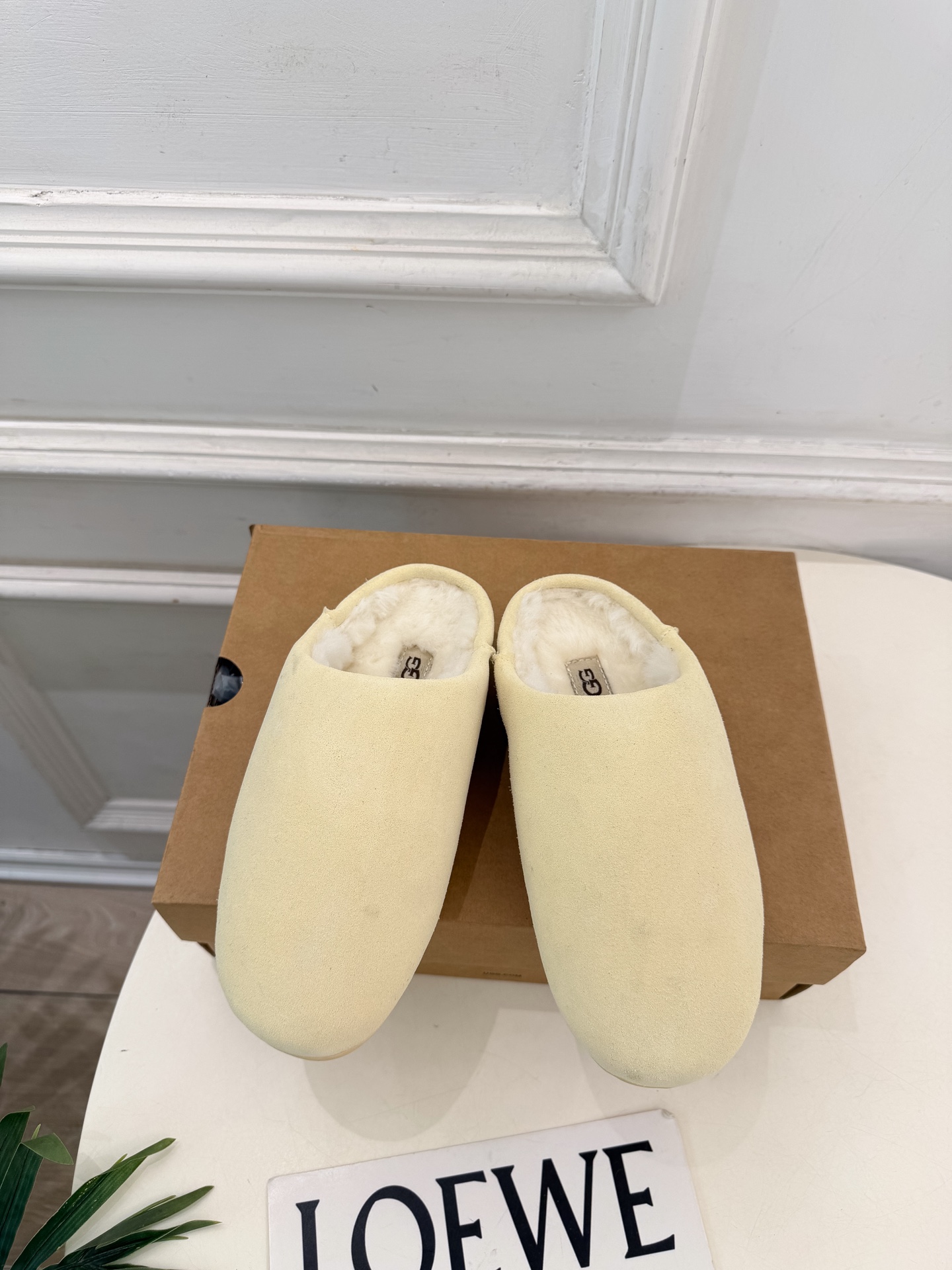UGG 2026秋冬新品 复古包头一脚蹬休闲毛毛半拖 这款丑萌鞋今年非常爆,色彩搭配非常时尚 超酷个性非常强!潮派炸街 UGG 2026秋冬新品 复古包头一脚蹬休闲毛毛半拖 这款丑萌鞋今年非常爆,色彩搭配非常时尚 超酷个性非常强!潮派炸街