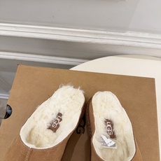 UGG 2026秋冬新品 复古厚底松糕毛毛拖鞋 这款丑萌鞋今年非常爆,色彩搭配非常时尚 超酷个性非常强!潮派炸街!各 UGG 2026秋冬新品 复古厚底松糕毛毛拖鞋 这款丑萌鞋今年非常爆,色彩搭配非常时尚 超酷个性非常强!潮派炸街!各