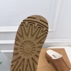 UGG 2026秋冬新品 复古厚底松糕毛毛拖鞋 这款丑萌鞋今年非常爆,色彩搭配非常时尚 超酷个性非常强!潮派炸街!各 UGG 2026秋冬新品 复古厚底松糕毛毛拖鞋 这款丑萌鞋今年非常爆,色彩搭配非常时尚 超酷个性非常强!潮派炸街!各