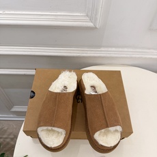 UGG 2026秋冬新品 复古厚底松糕毛毛拖鞋 这款丑萌鞋今年非常爆,色彩搭配非常时尚 超酷个性非常强!潮派炸街!各 UGG 2026秋冬新品 复古厚底松糕毛毛拖鞋 这款丑萌鞋今年非常爆,色彩搭配非常时尚 超酷个性非常强!潮派炸街!各