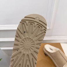 UGG 2026秋冬新品 复古厚底松糕毛毛拖鞋 这款丑萌鞋今年非常爆,色彩搭配非常时尚 超酷个性非常强!潮派炸街!各 UGG 2026秋冬新品 复古厚底松糕毛毛拖鞋 这款丑萌鞋今年非常爆,色彩搭配非常时尚 超酷个性非常强!潮派炸街!各