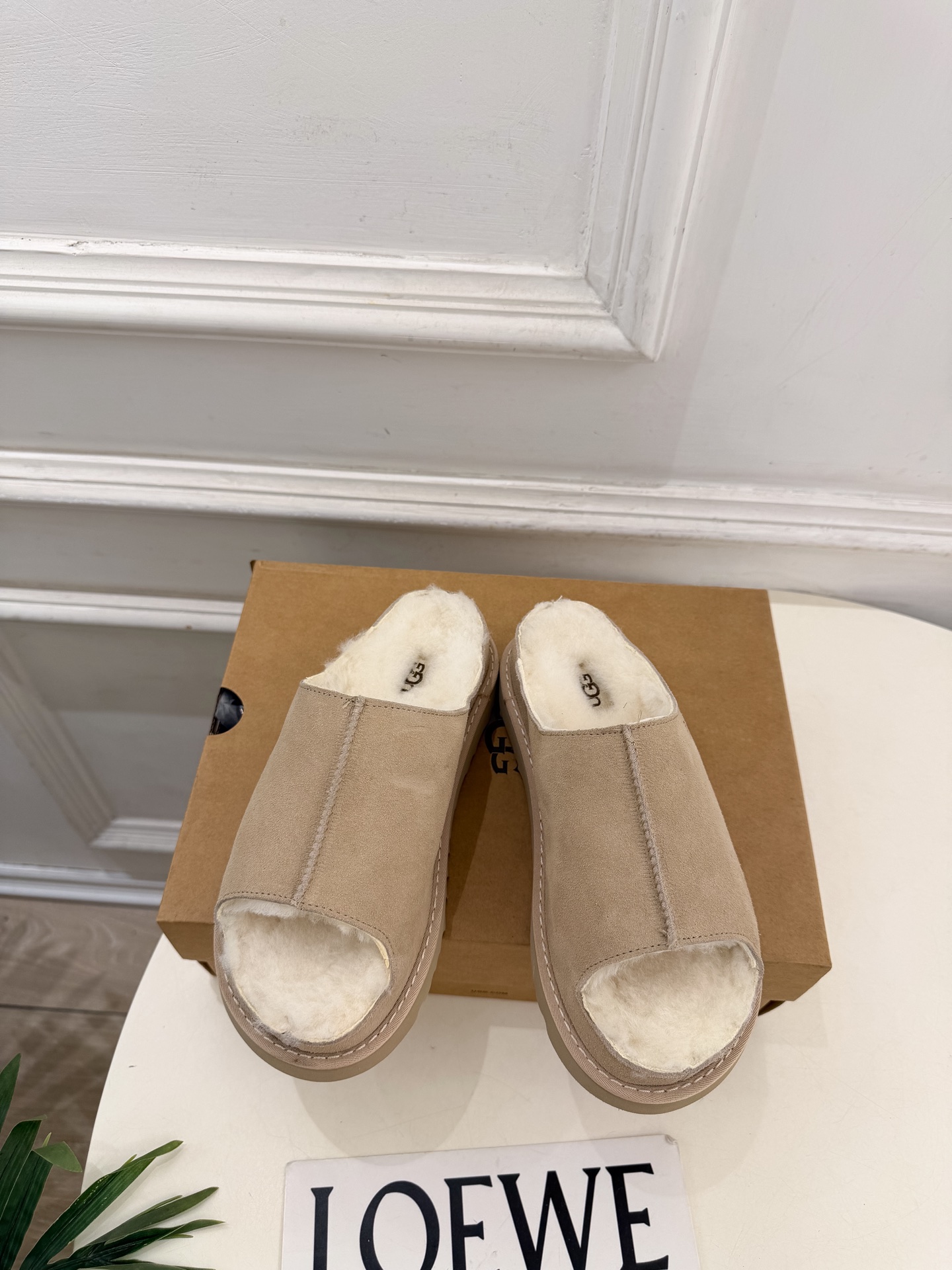 UGG 2026秋冬新品 复古厚底松糕毛毛拖鞋 这款丑萌鞋今年非常爆,色彩搭配非常时尚 超酷个性非常强!潮派炸街!各 UGG 2026秋冬新品 复古厚底松糕毛毛拖鞋 这款丑萌鞋今年非常爆,色彩搭配非常时尚 超酷个性非常强!潮派炸街!各