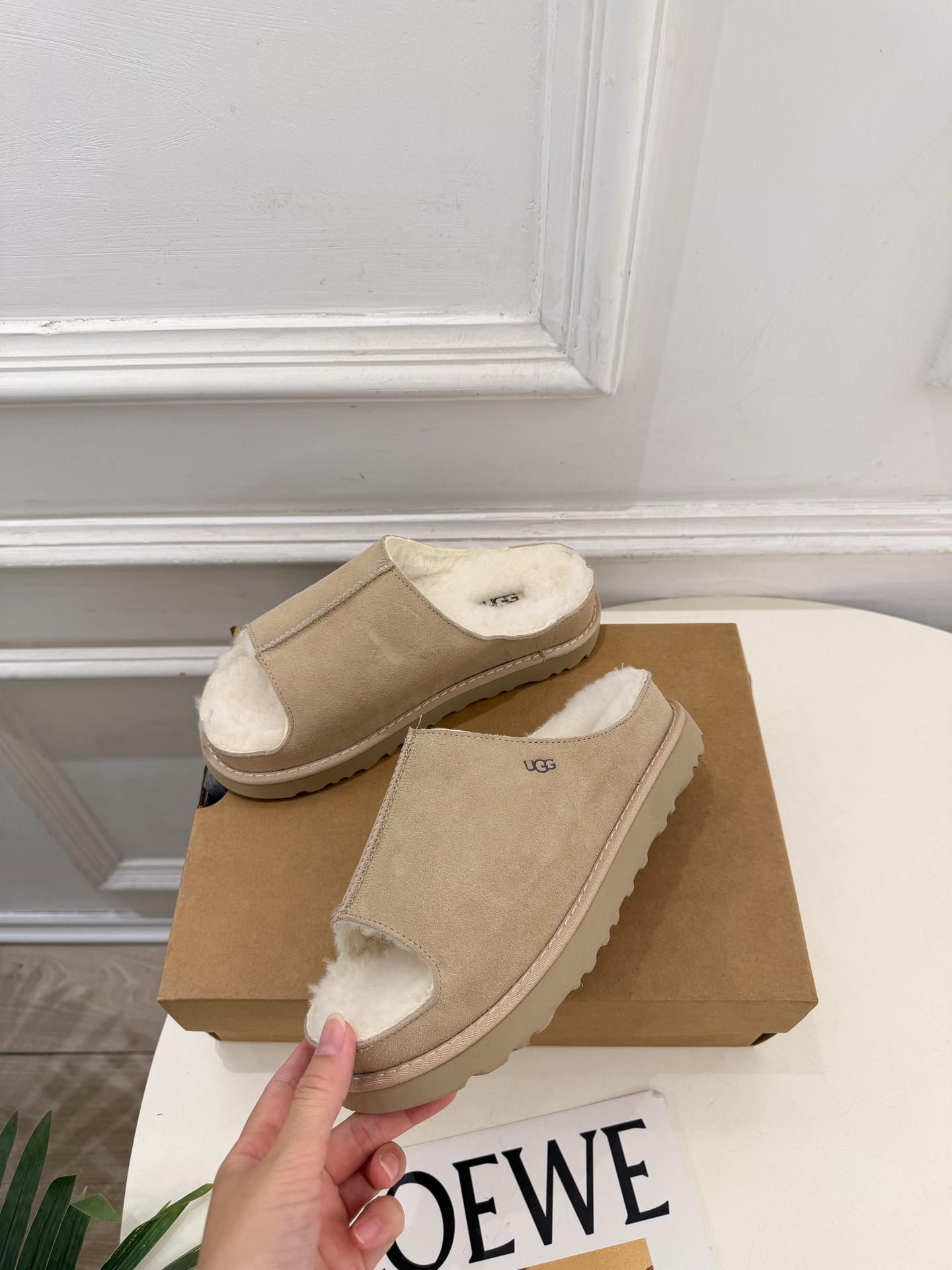 UGG 2026秋冬新品 复古厚底松糕毛毛拖鞋 这款丑萌鞋今年非常爆,色彩搭配非常时尚 超酷个性非常强!潮派炸街!各 UGG 2026秋冬新品 复古厚底松糕毛毛拖鞋 这款丑萌鞋今年非常爆,色彩搭配非常时尚 超酷个性非常强!潮派炸街!各