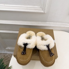 UGG 2026秋冬新品 蝴蝶结包头一脚蹬毛毛拖 这款丑萌鞋今年非常爆,色彩搭配非常时尚 超酷个性非常强!潮派炸街!各 UGG 2026秋冬新品 蝴蝶结包头一脚蹬毛毛拖 这款丑萌鞋今年非常爆,色彩搭配非常时尚 超酷个性非常强!潮派炸街!各