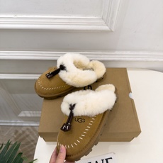 UGG 2026秋冬新品 蝴蝶结包头一脚蹬毛毛拖 这款丑萌鞋今年非常爆,色彩搭配非常时尚 超酷个性非常强!潮派炸街!各 UGG 2026秋冬新品 蝴蝶结包头一脚蹬毛毛拖 这款丑萌鞋今年非常爆,色彩搭配非常时尚 超酷个性非常强!潮派炸街!各