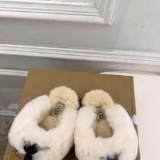 UGG 2026秋冬新品 蝴蝶结包头一脚蹬毛毛拖 这款丑萌鞋今年非常爆,色彩搭配非常时尚 超酷个性非常强!潮派炸街!各 UGG 2026秋冬新品 蝴蝶结包头一脚蹬毛毛拖 这款丑萌鞋今年非常爆,色彩搭配非常时尚 超酷个性非常强!潮派炸街!各