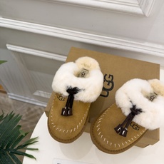 UGG 2026秋冬新品 蝴蝶结包头一脚蹬毛毛拖 这款丑萌鞋今年非常爆,色彩搭配非常时尚 超酷个性非常强!潮派炸街!各 UGG 2026秋冬新品 蝴蝶结包头一脚蹬毛毛拖 这款丑萌鞋今年非常爆,色彩搭配非常时尚 超酷个性非常强!潮派炸街!各