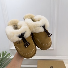 UGG 2026秋冬新品 蝴蝶结包头一脚蹬毛毛拖 这款丑萌鞋今年非常爆,色彩搭配非常时尚 超酷个性非常强!潮派炸街!各 UGG 2026秋冬新品 蝴蝶结包头一脚蹬毛毛拖 这款丑萌鞋今年非常爆,色彩搭配非常时尚 超酷个性非常强!潮派炸街!各