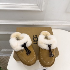 UGG 2026秋冬新品 蝴蝶结包头一脚蹬毛毛拖 这款丑萌鞋今年非常爆,色彩搭配非常时尚 超酷个性非常强!潮派炸街!各 UGG 2026秋冬新品 蝴蝶结包头一脚蹬毛毛拖 这款丑萌鞋今年非常爆,色彩搭配非常时尚 超酷个性非常强!潮派炸街!各