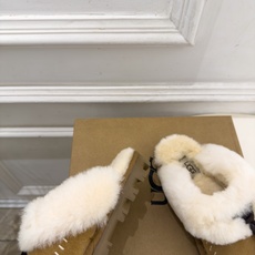 UGG 2026秋冬新品 蝴蝶结包头一脚蹬毛毛拖 这款丑萌鞋今年非常爆,色彩搭配非常时尚 超酷个性非常强!潮派炸街!各 UGG 2026秋冬新品 蝴蝶结包头一脚蹬毛毛拖 这款丑萌鞋今年非常爆,色彩搭配非常时尚 超酷个性非常强!潮派炸街!各