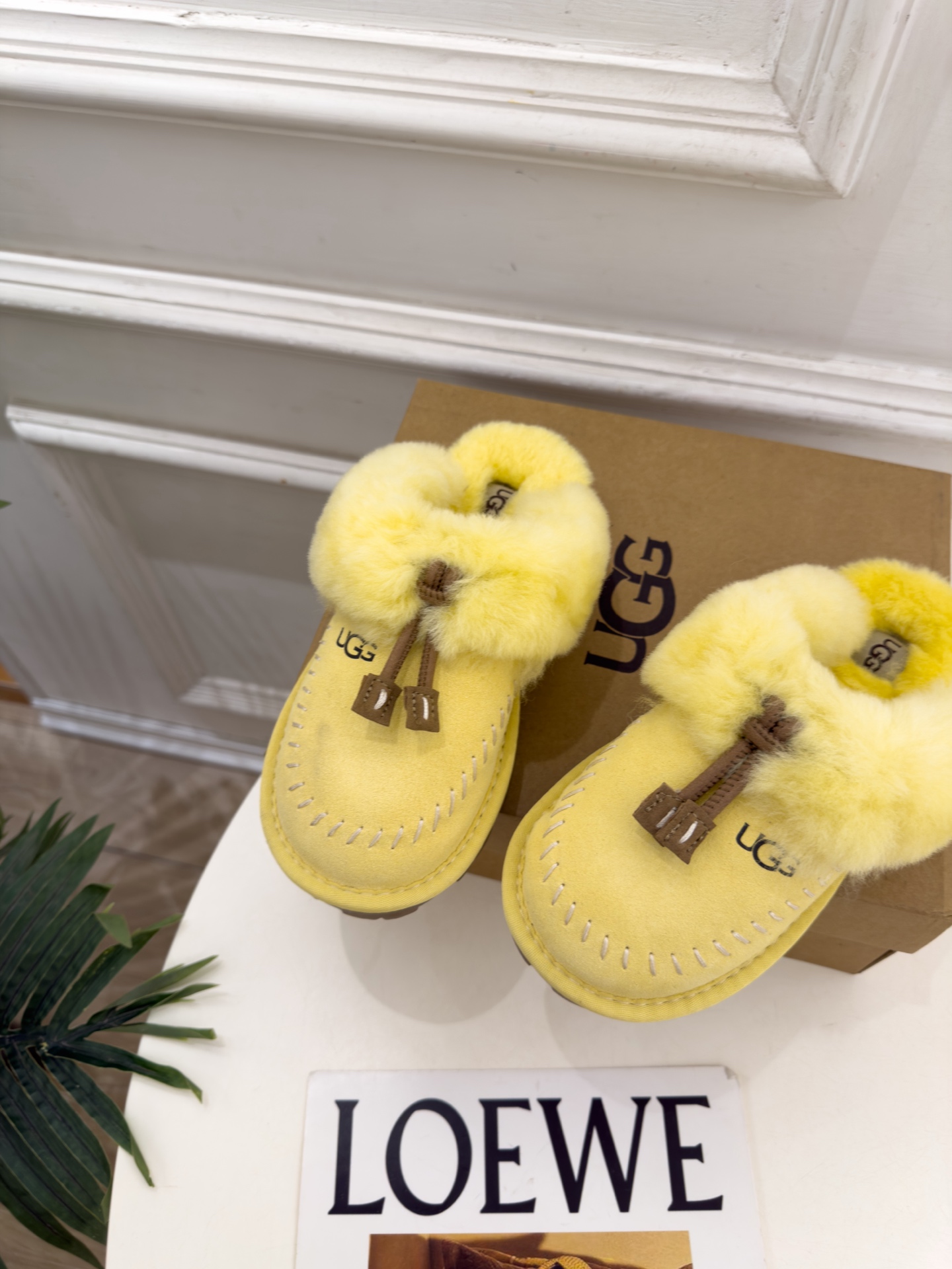 UGG  2026秋冬新品 蝴蝶结包头一脚蹬毛毛拖 这款丑萌鞋今年非常爆，色彩搭配非常时尚 超酷个性非常强！潮派炸街！各