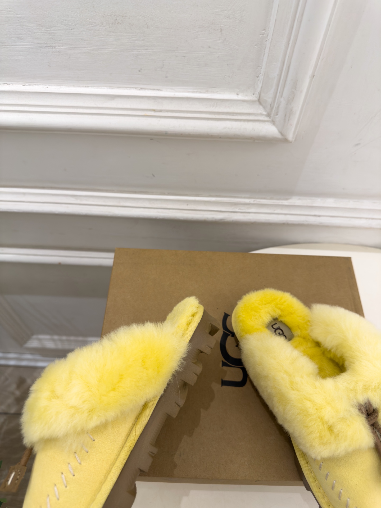UGG  2026秋冬新品 蝴蝶结包头一脚蹬毛毛拖 这款丑萌鞋今年非常爆，色彩搭配非常时尚 超酷个性非常强！潮派炸街！各