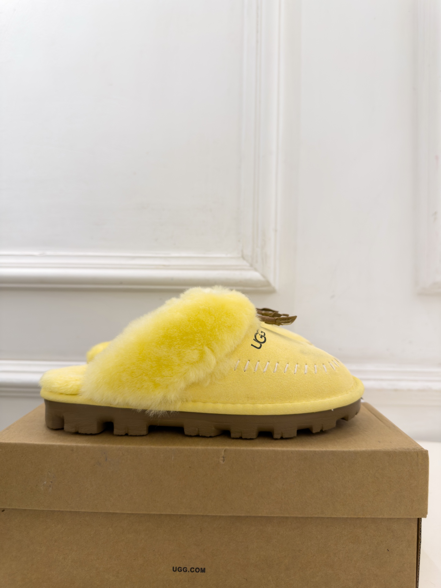 UGG  2026秋冬新品 蝴蝶结包头一脚蹬毛毛拖 这款丑萌鞋今年非常爆，色彩搭配非常时尚 超酷个性非常强！潮派炸街！各