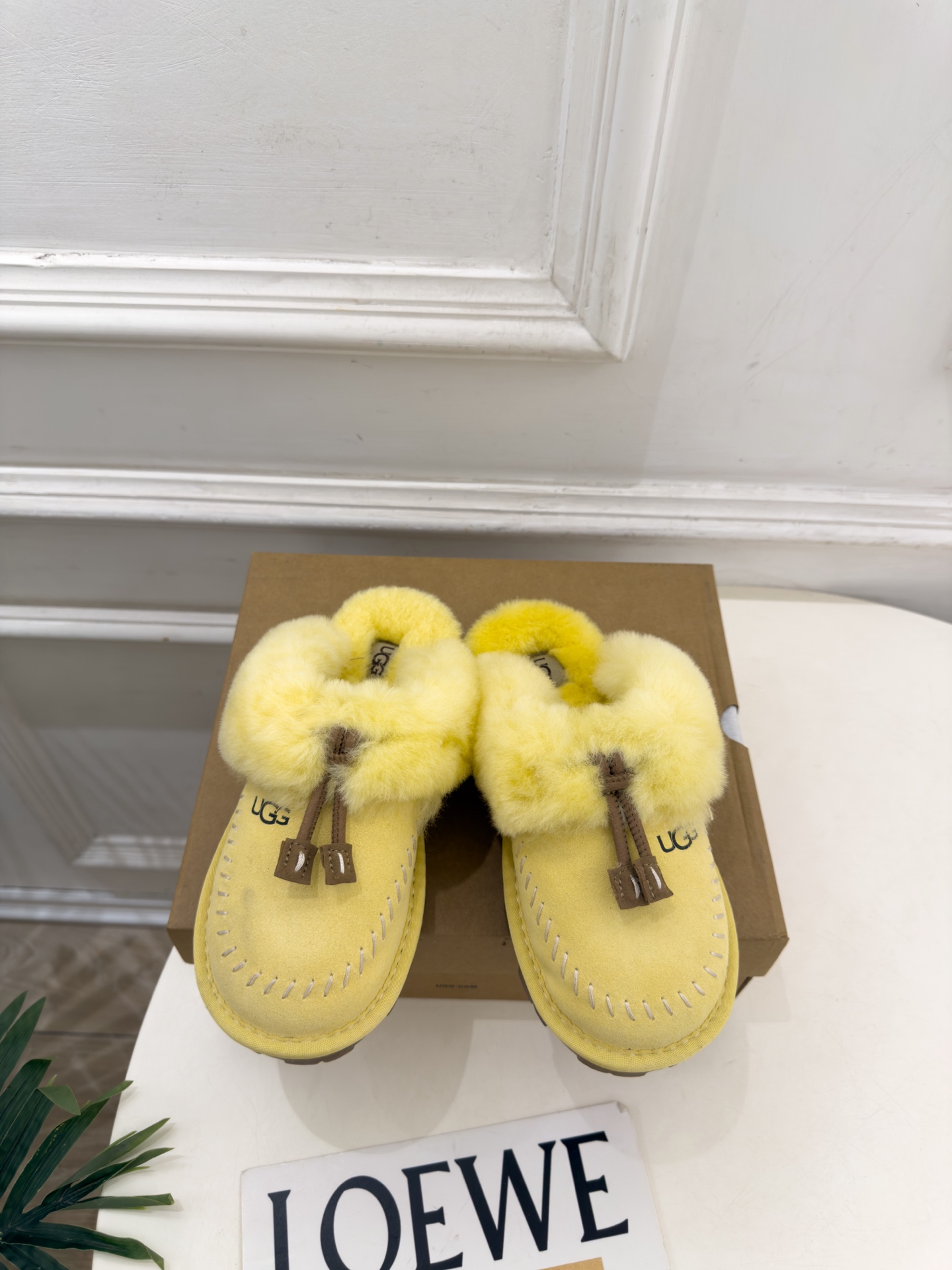 UGG 2026秋冬新品 蝴蝶结包头一脚蹬毛毛拖 这款丑萌鞋今年非常爆,色彩搭配非常时尚 超酷个性非常强!潮派炸街!各 UGG 2026秋冬新品 蝴蝶结包头一脚蹬毛毛拖 这款丑萌鞋今年非常爆,色彩搭配非常时尚 超酷个性非常强!潮派炸街!各
