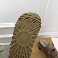 UGG 2026秋冬新品 复古厚底扣带毛毛拖 这款丑萌鞋今年非常爆,色彩搭配非常时尚 超酷个性非常强!潮派炸街!各大网 UGG 2026秋冬新品 复古厚底扣带毛毛拖 这款丑萌鞋今年非常爆,色彩搭配非常时尚 超酷个性非常强!潮派炸街!各大网