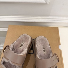 UGG 2026秋冬新品 复古厚底扣带毛毛拖 这款丑萌鞋今年非常爆,色彩搭配非常时尚 超酷个性非常强!潮派炸街!各大网 UGG 2026秋冬新品 复古厚底扣带毛毛拖 这款丑萌鞋今年非常爆,色彩搭配非常时尚 超酷个性非常强!潮派炸街!各大网