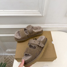 UGG 2026秋冬新品 复古厚底扣带毛毛拖 这款丑萌鞋今年非常爆,色彩搭配非常时尚 超酷个性非常强!潮派炸街!各大网 UGG 2026秋冬新品 复古厚底扣带毛毛拖 这款丑萌鞋今年非常爆,色彩搭配非常时尚 超酷个性非常强!潮派炸街!各大网