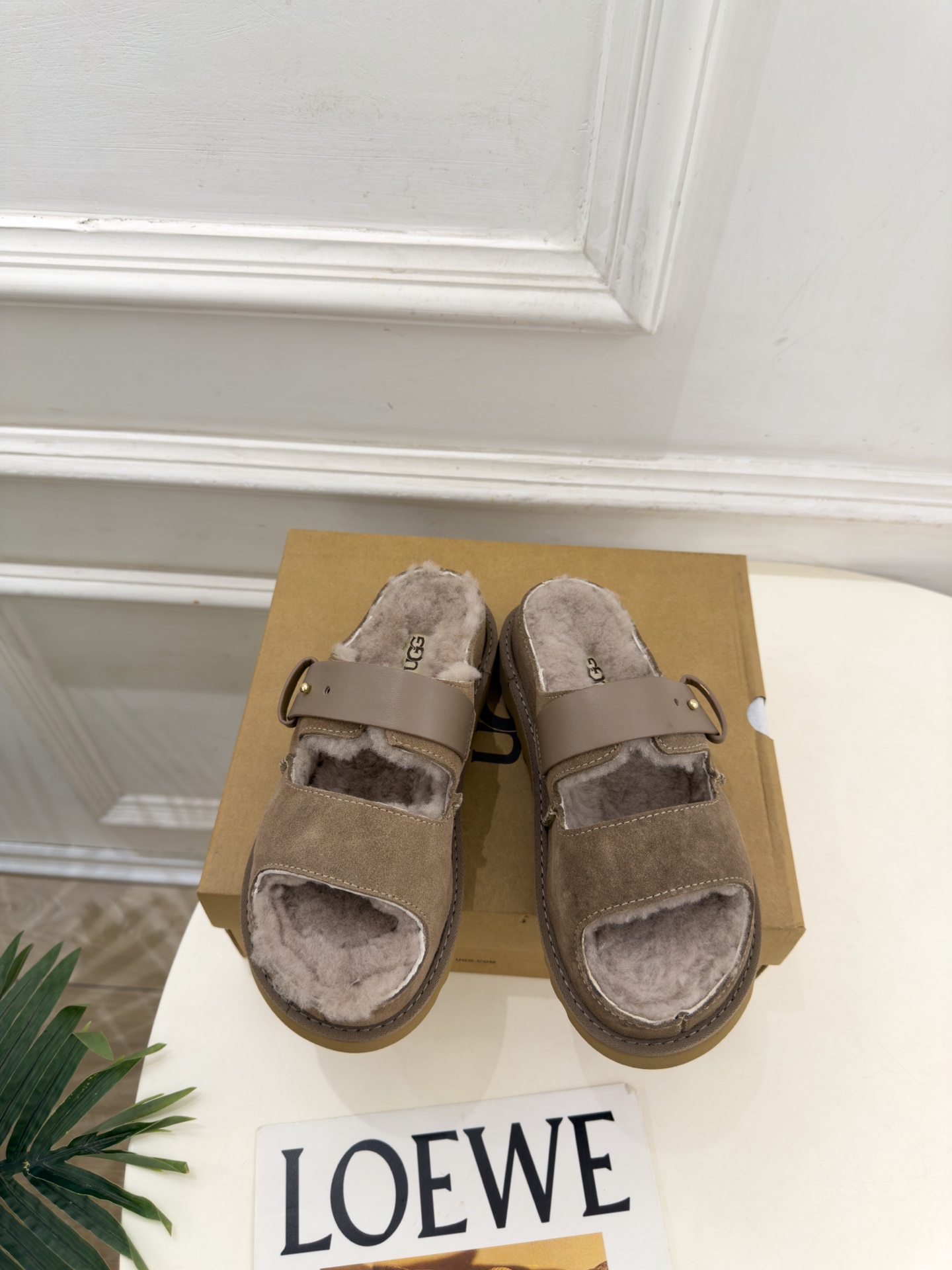 UGG 2026秋冬新品 复古厚底扣带毛毛拖 这款丑萌鞋今年非常爆,色彩搭配非常时尚 超酷个性非常强!潮派炸街!各大网 UGG 2026秋冬新品 复古厚底扣带毛毛拖 这款丑萌鞋今年非常爆,色彩搭配非常时尚 超酷个性非常强!潮派炸街!各大网