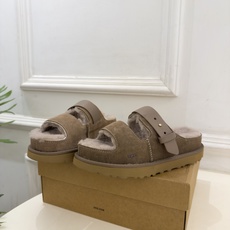 UGG 2026秋冬新品 复古厚底扣带毛毛拖 这款丑萌鞋今年非常爆,色彩搭配非常时尚 超酷个性非常强!潮派炸街!各大网 UGG 2026秋冬新品 复古厚底扣带毛毛拖 这款丑萌鞋今年非常爆,色彩搭配非常时尚 超酷个性非常强!潮派炸街!各大网