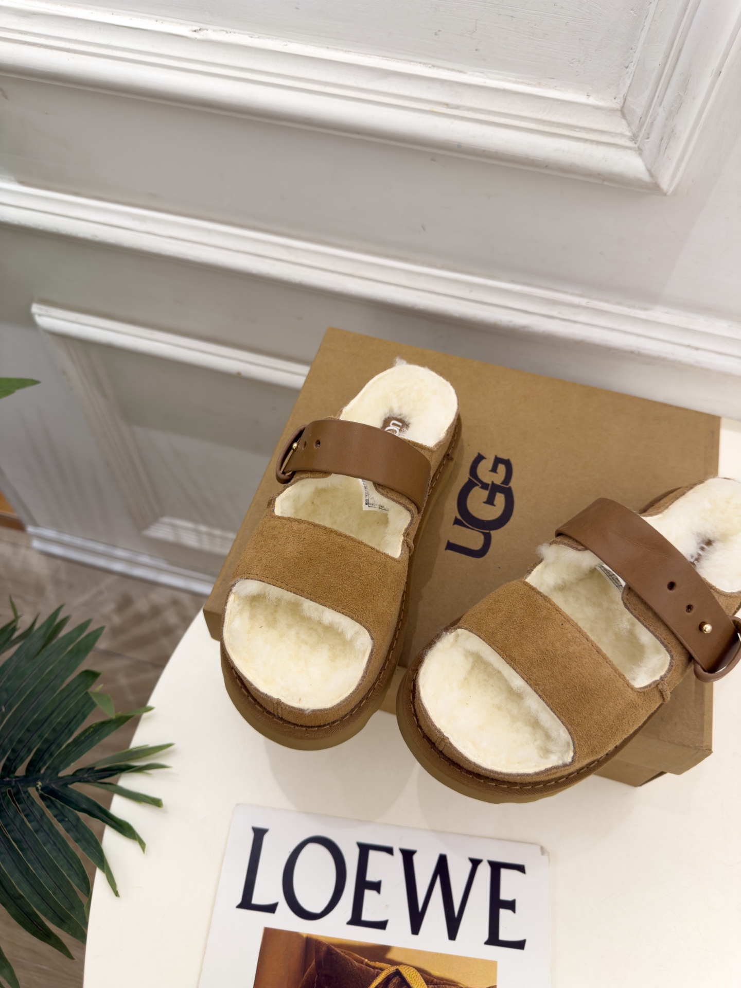 UGG 2026秋冬新品 复古厚底扣带毛毛拖 这款丑萌鞋今年非常爆,色彩搭配非常时尚 超酷个性非常强!潮派炸街!各大网 UGG 2026秋冬新品 复古厚底扣带毛毛拖 这款丑萌鞋今年非常爆,色彩搭配非常时尚 超酷个性非常强!潮派炸街!各大网