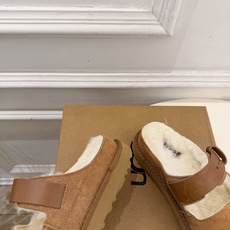 UGG 2026秋冬新品 复古厚底扣带毛毛拖 这款丑萌鞋今年非常爆,色彩搭配非常时尚 超酷个性非常强!潮派炸街!各大网 UGG 2026秋冬新品 复古厚底扣带毛毛拖 这款丑萌鞋今年非常爆,色彩搭配非常时尚 超酷个性非常强!潮派炸街!各大网