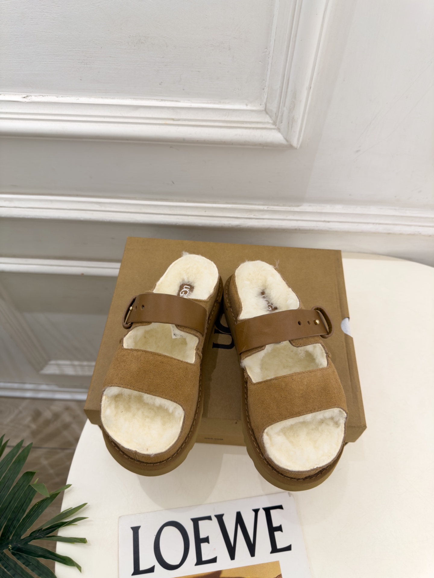 UGG 2026秋冬新品 复古厚底扣带毛毛拖 这款丑萌鞋今年非常爆,色彩搭配非常时尚 超酷个性非常强!潮派炸街!各大网 UGG 2026秋冬新品 复古厚底扣带毛毛拖 这款丑萌鞋今年非常爆,色彩搭配非常时尚 超酷个性非常强!潮派炸街!各大网