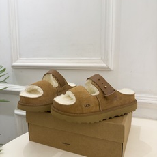 UGG 2026秋冬新品 复古厚底扣带毛毛拖 这款丑萌鞋今年非常爆,色彩搭配非常时尚 超酷个性非常强!潮派炸街!各大网 UGG 2026秋冬新品 复古厚底扣带毛毛拖 这款丑萌鞋今年非常爆,色彩搭配非常时尚 超酷个性非常强!潮派炸街!各大网