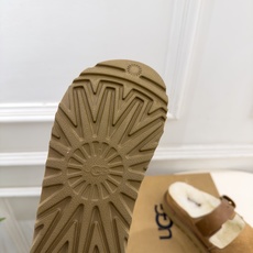 UGG 2026秋冬新品 复古厚底扣带毛毛拖 这款丑萌鞋今年非常爆,色彩搭配非常时尚 超酷个性非常强!潮派炸街!各大网 UGG 2026秋冬新品 复古厚底扣带毛毛拖 这款丑萌鞋今年非常爆,色彩搭配非常时尚 超酷个性非常强!潮派炸街!各大网