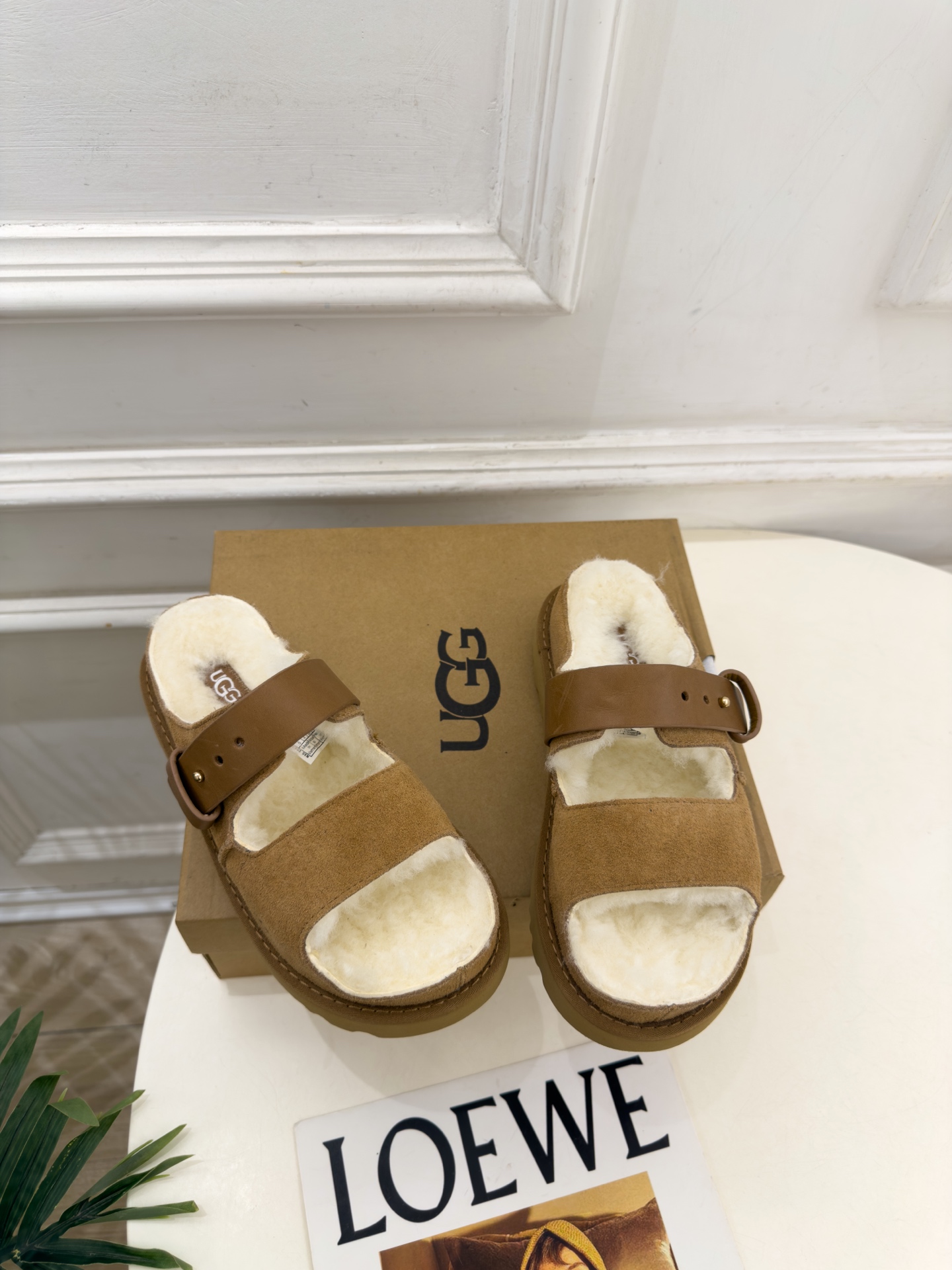 UGG 2026秋冬新品 复古厚底扣带毛毛拖 这款丑萌鞋今年非常爆,色彩搭配非常时尚 超酷个性非常强!潮派炸街!各大网 UGG 2026秋冬新品 复古厚底扣带毛毛拖 这款丑萌鞋今年非常爆,色彩搭配非常时尚 超酷个性非常强!潮派炸街!各大网