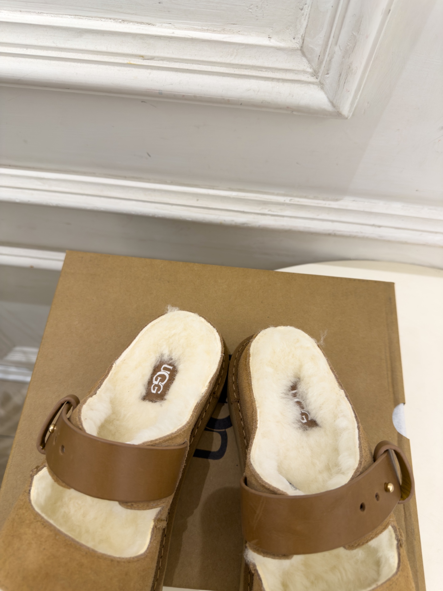 UGG 2026秋冬新品 复古厚底扣带毛毛拖 这款丑萌鞋今年非常爆,色彩搭配非常时尚 超酷个性非常强!潮派炸街!各大网 UGG 2026秋冬新品 复古厚底扣带毛毛拖 这款丑萌鞋今年非常爆,色彩搭配非常时尚 超酷个性非常强!潮派炸街!各大网