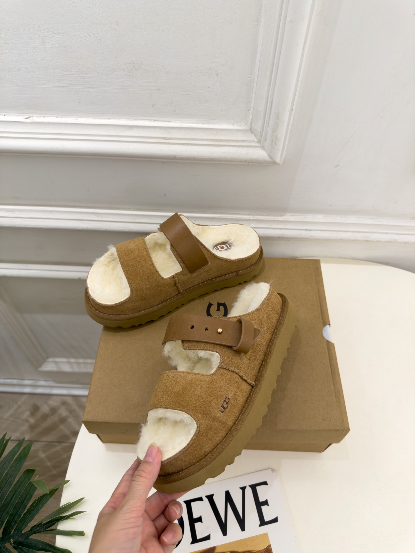 UGG 2026秋冬新品 复古厚底扣带毛毛拖 这款丑萌鞋今年非常爆,色彩搭配非常时尚 超酷个性非常强!潮派炸街!各大网 UGG 2026秋冬新品 复古厚底扣带毛毛拖 这款丑萌鞋今年非常爆,色彩搭配非常时尚 超酷个性非常强!潮派炸街!各大网