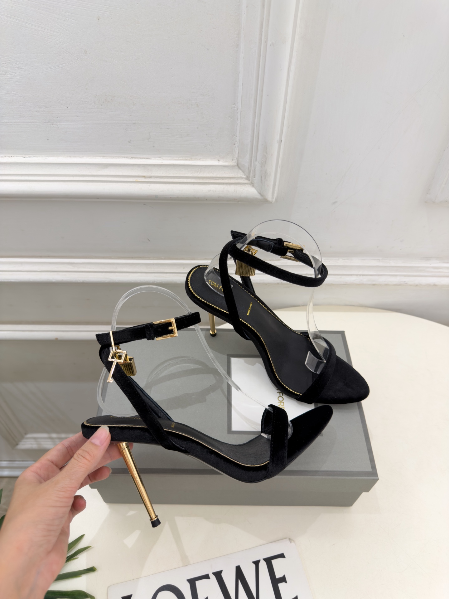 TOM FORD 汤姆福特 26𝐬𝐬  2026新品 秀场同款 TF一字带锁扣圆头高跟凉鞋 ——— TF作为这两年最受欢