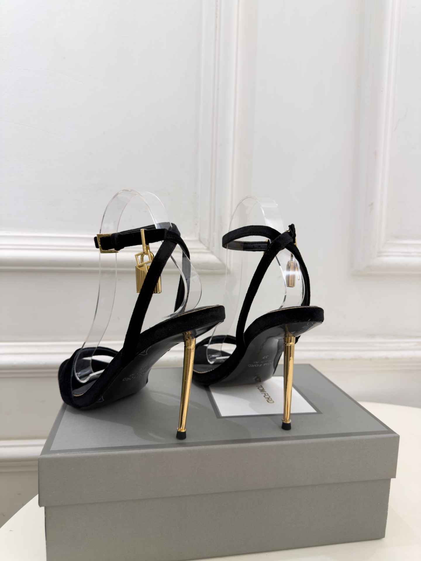 TOM FORD 汤姆福特 26𝐬𝐬  2026新品 秀场同款 TF一字带锁扣圆头高跟凉鞋 ——— TF作为这两年最受欢