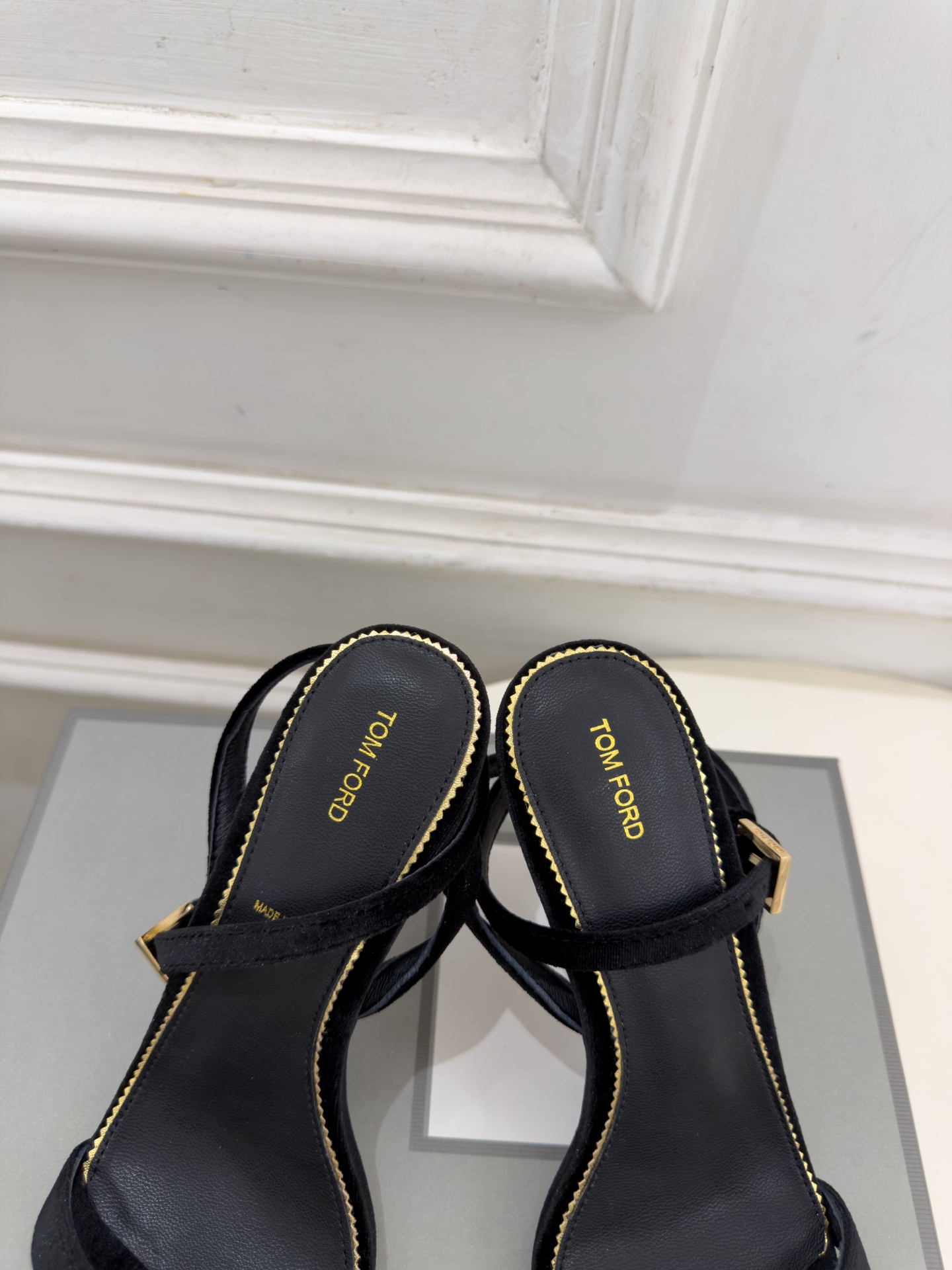 TOM FORD 汤姆福特 26𝐬𝐬  2026新品 秀场同款 TF一字带锁扣圆头高跟凉鞋 ——— TF作为这两年最受欢