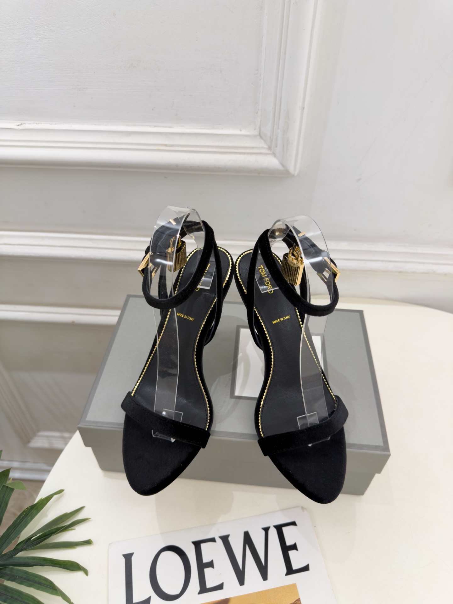 TOM FORD 汤姆福特 26𝐬𝐬  2026新品 秀场同款 TF一字带锁扣圆头高跟凉鞋 ——— TF作为这两年最受欢