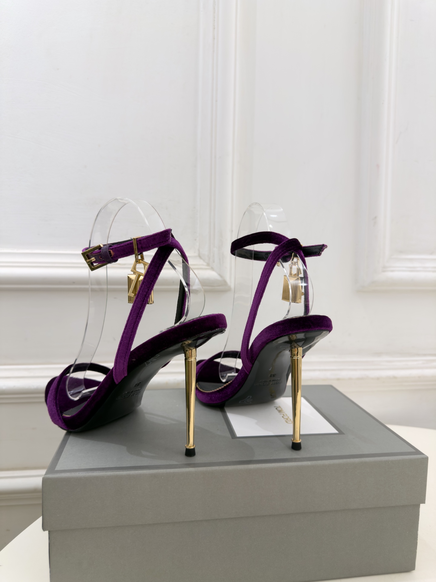 TOM FORD 汤姆福特 26𝐬𝐬  2026新品 秀场同款 TF一字带锁扣圆头高跟凉鞋 ——— TF作为这两年最受欢