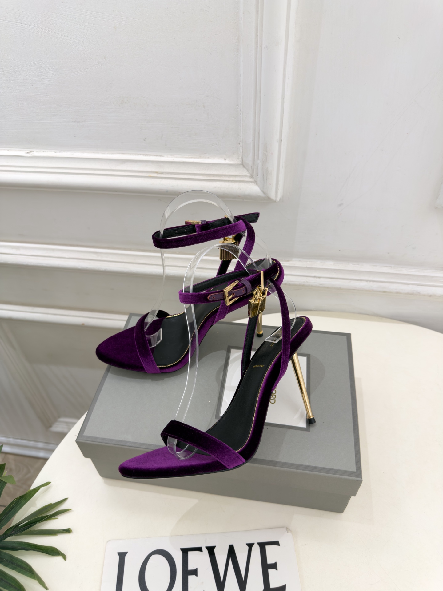 TOM FORD 汤姆福特 26𝐬𝐬  2026新品 秀场同款 TF一字带锁扣圆头高跟凉鞋 ——— TF作为这两年最受欢